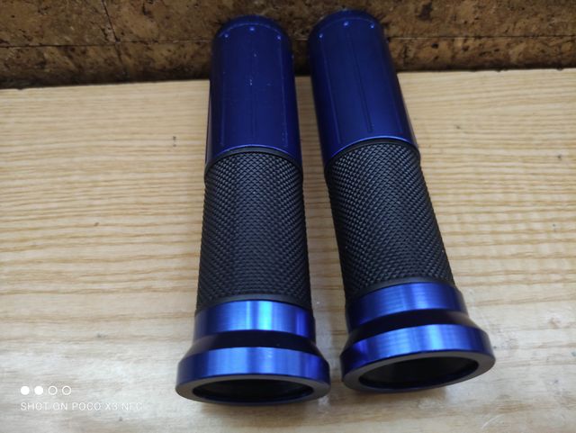 JUEGO DE PUÑOS EN ALUMINIO Y GOMA EN AZUL