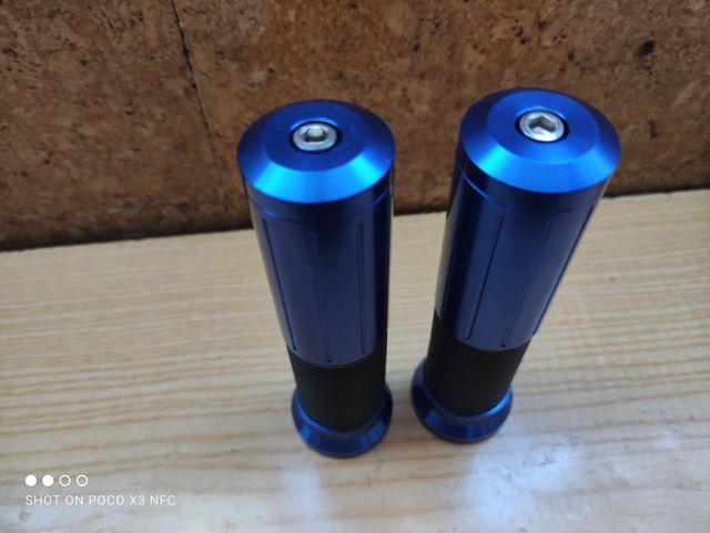 JUEGO DE PUÑOS EN ALUMINIO Y GOMA EN AZUL