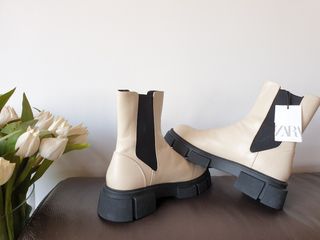 Botin plano piel track Zara de segunda mano por 35 EUR en Barcelona en  WALLAPOP