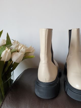 Botin plano piel track Zara de segunda mano por 35 EUR en Barcelona en  WALLAPOP