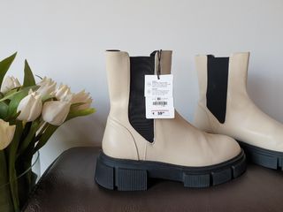 Botin plano piel track Zara de segunda mano por 35 EUR en Barcelona en  WALLAPOP