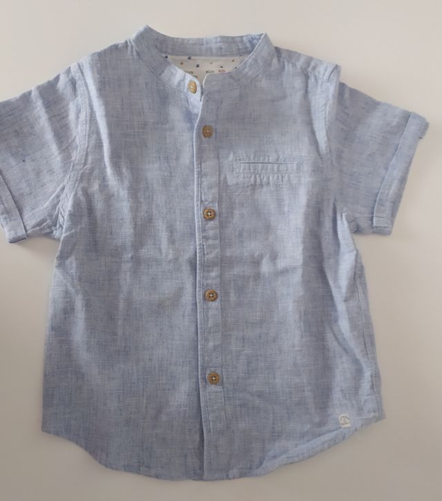 Camisa niño de manga corta azul de Zara.