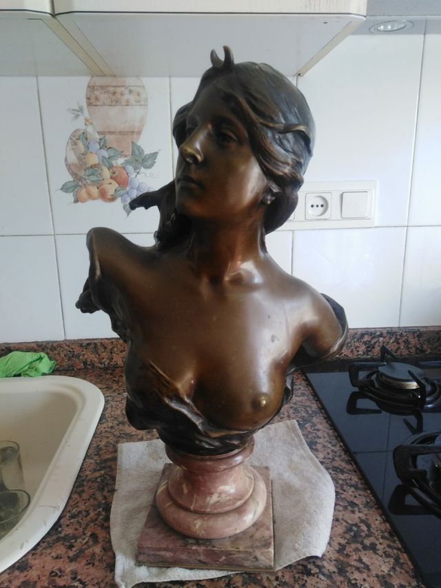 Busto de bronce antiguo