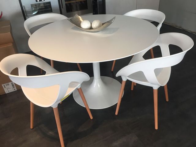 juego de mesa con cuatro sillas