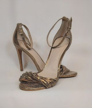 Sandalias de tacón doradas de segunda mano en Zaragoza en WALLAPOP