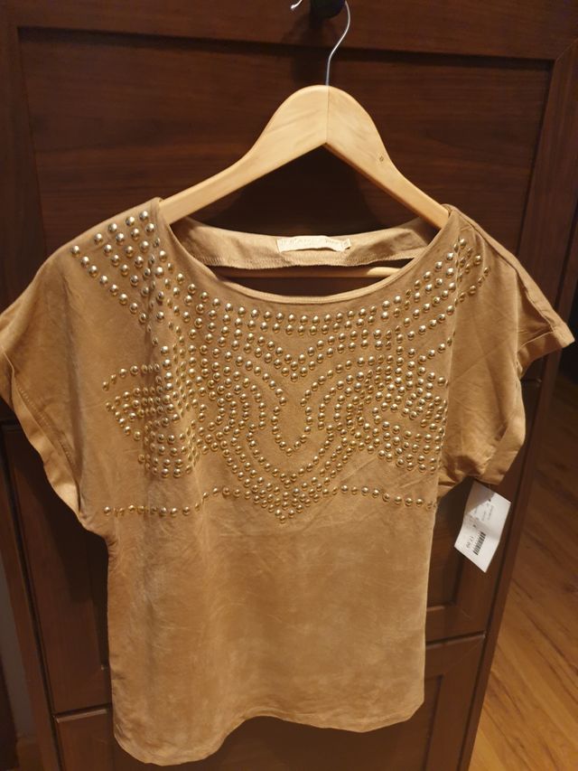 camiseta camel con tachuelas doradas
