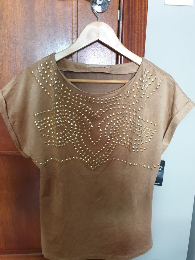 camiseta camel con tachuelas doradas