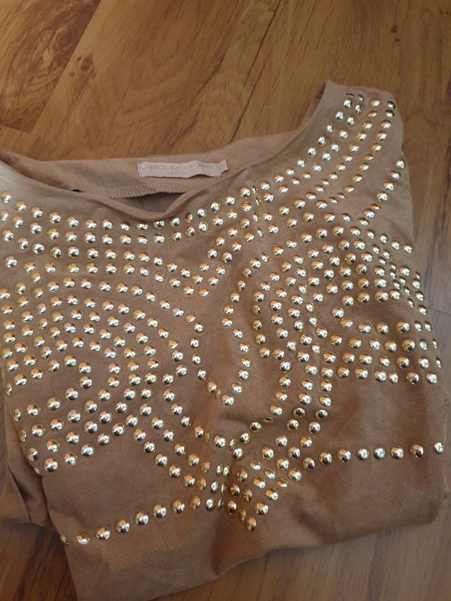 camiseta camel con tachuelas doradas