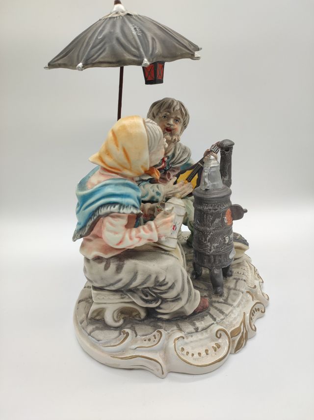 Figura abuelos con paraguas vintage.