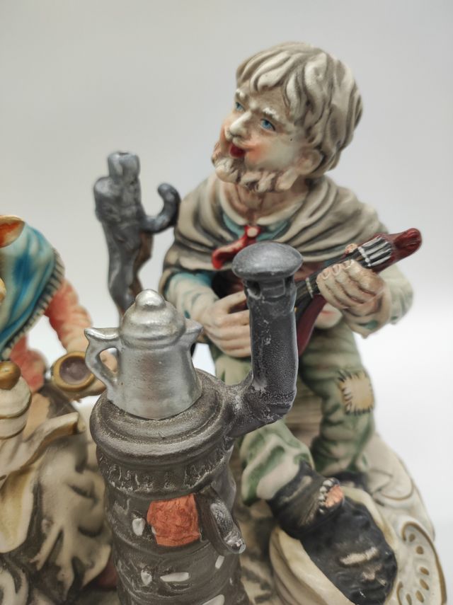 Figura abuelos con paraguas vintage.