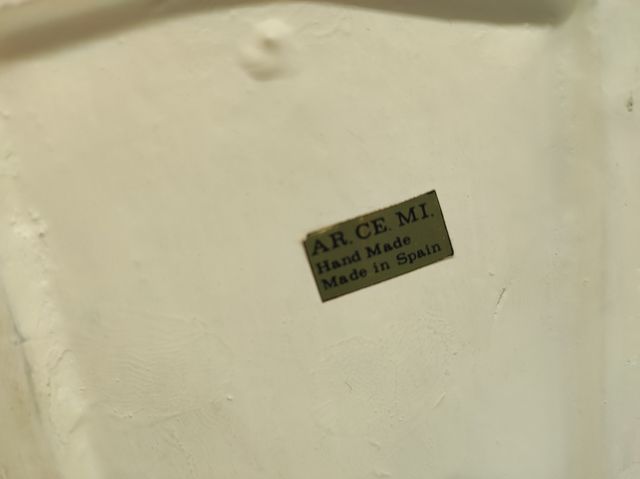 Figura abuelos con paraguas vintage.