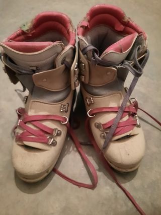 Botas montaña de invierno mujer o niña de segunda mano por 11 EUR en  Zaragoza en WALLAPOP