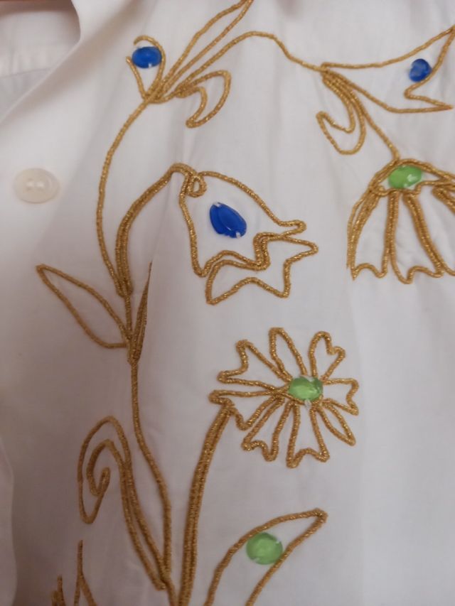 camisa blanca bordada