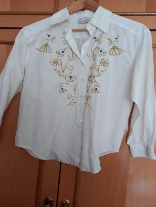 camisa blanca bordada