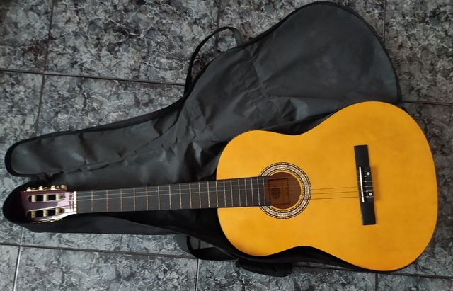 Guitarra española con funda