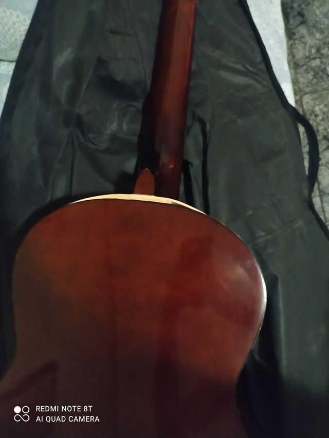 Guitarra española con funda