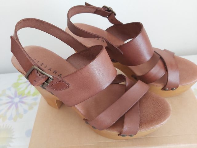 sandalias cruzadas de cuero