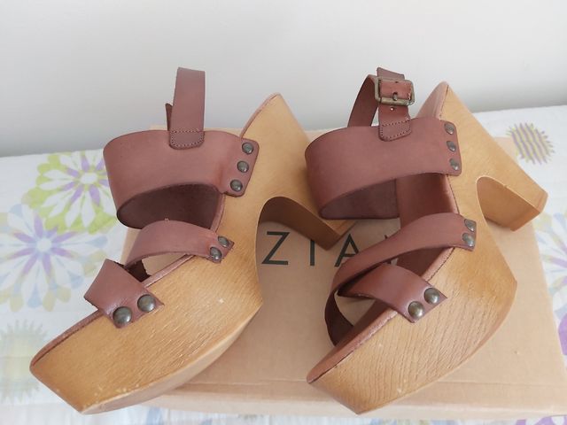 sandalias cruzadas de cuero