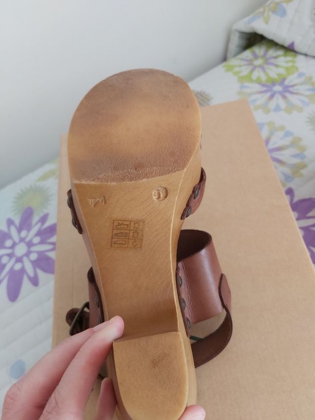 sandalias cruzadas de cuero