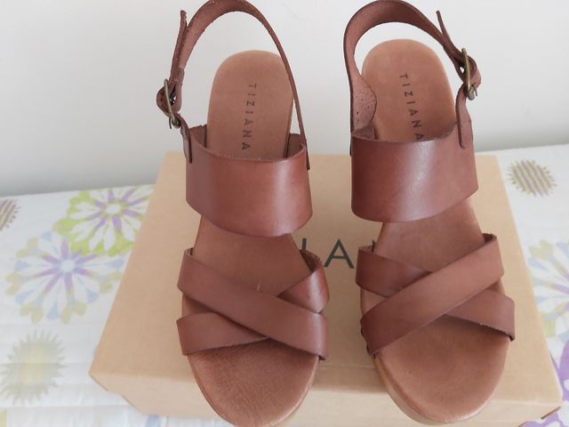 sandalias cruzadas de cuero