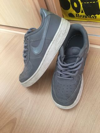 Zapatillas niño Nike talla 31,5 de segunda mano por 10 EUR en Los Hueros en  WALLAPOP