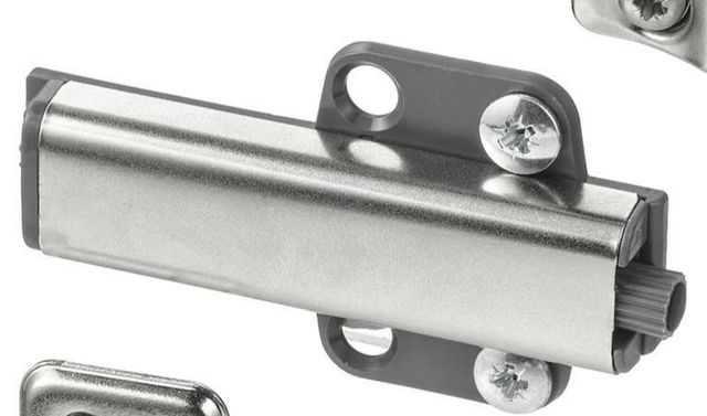 Herrajes de apertura a presión