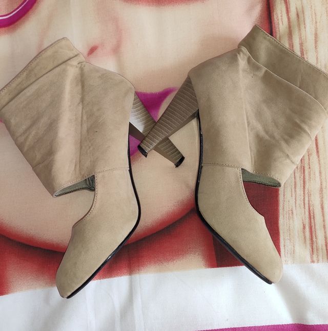 Zapatos de tacón beige abotinados