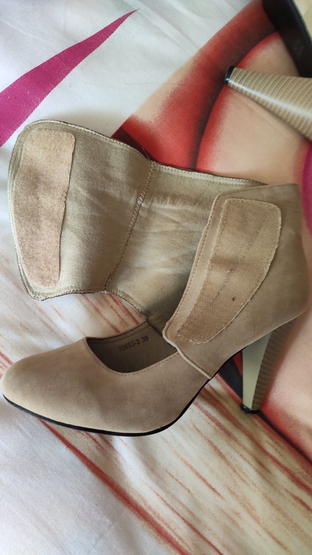 Zapatos de tacón beige abotinados