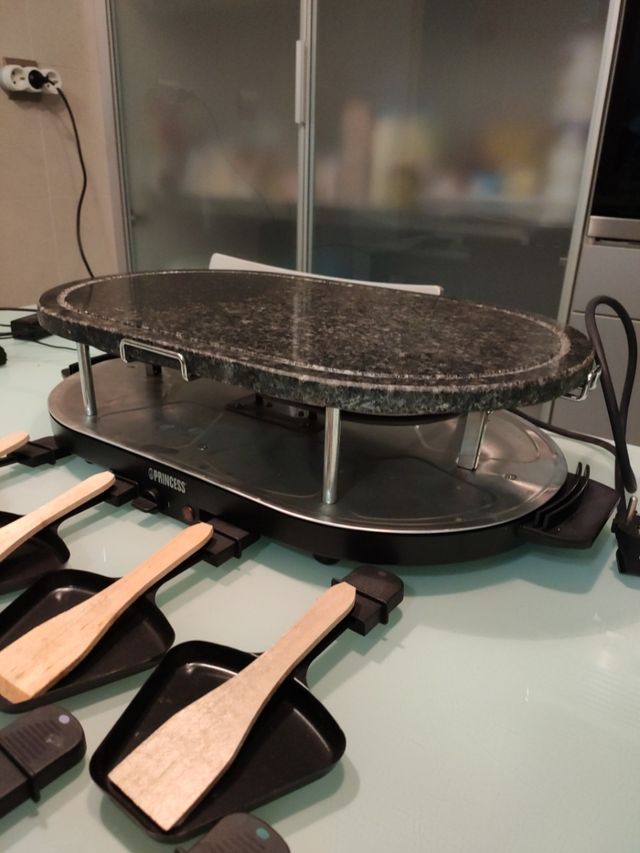 Pedra com fundidor de queijo