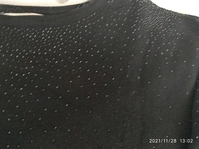 Jersey negro con strass brillantes