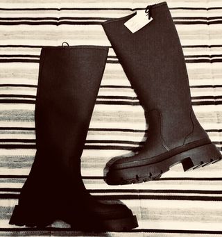Bota engomada Zara de segunda mano por 36 EUR en Madrid en WALLAPOP