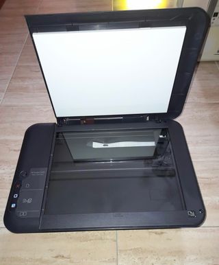 Impresora HP DESKJET 2050 negra SIN cartuchos de segunda mano por 50 EUR en  Puertollano en WALLAPOP