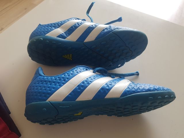 deportivas de fútbol. niño