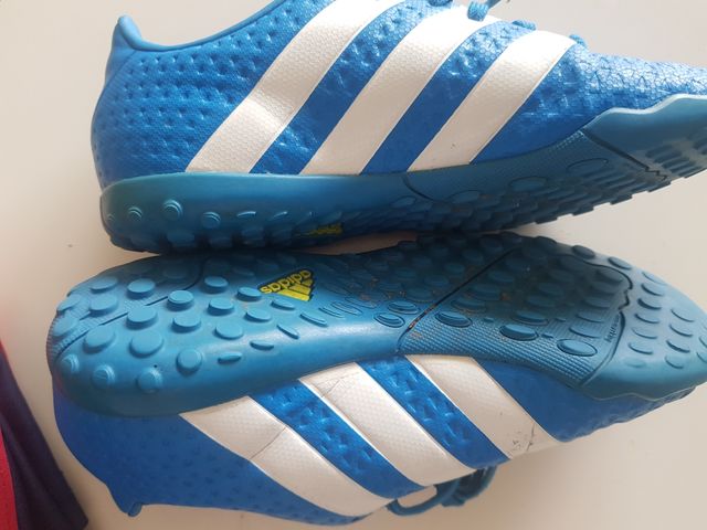 deportivas de fútbol. niño