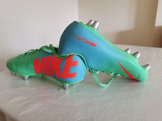Botas de fútbol con tacos de segunda mano en Burgos en WALLAPOP