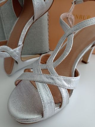 Zapatos plateados Menbur nº 39 de segunda mano por 30 EUR en Aguilar de  Campoo en WALLAPOP