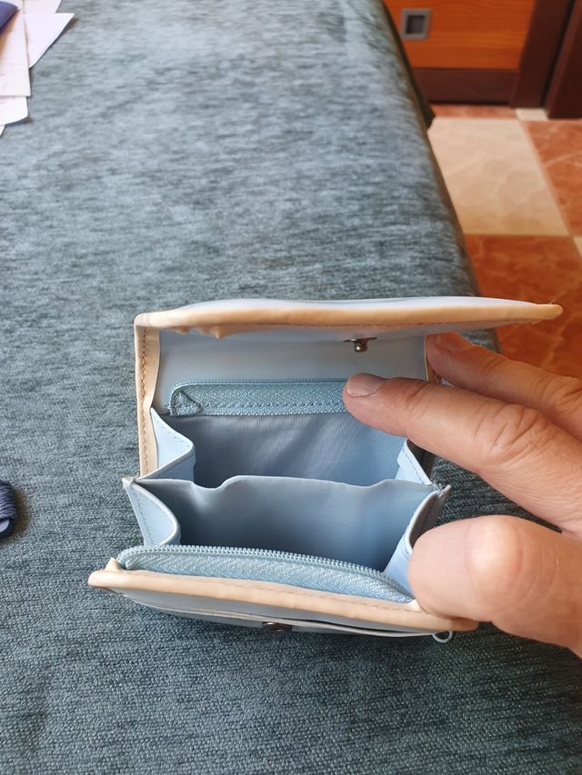 CARTERA DE PIEL NEGRA MÁS OTRA DE REGALO!!