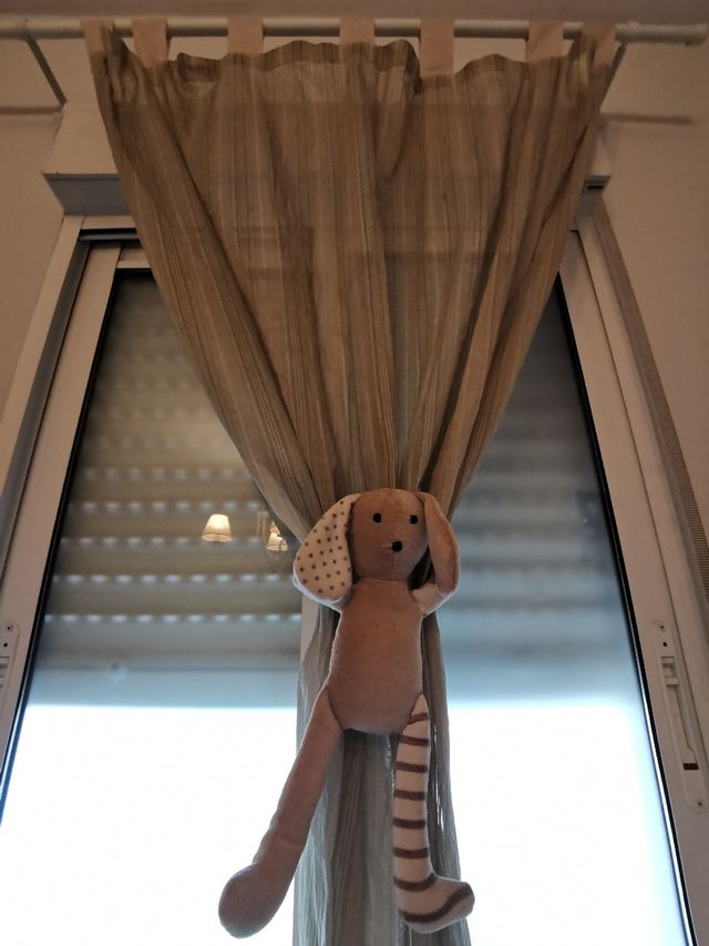 Cortina infantil con alzapaños de conejito.