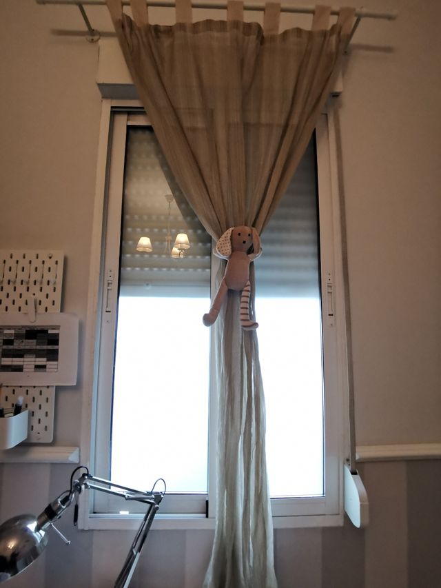 Cortina infantil con alzapaños de conejito.