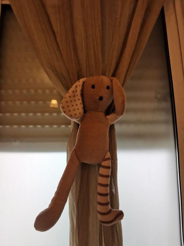 Cortina infantil con alzapaños de conejito.