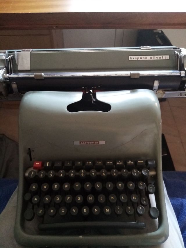 máquina de escribir Olivetti lexacon 80