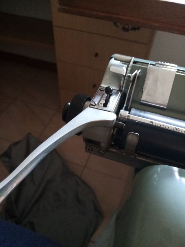 máquina de escribir Olivetti lexacon 80