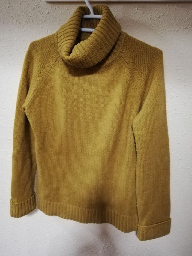 Jersey color mostaza, con cuello alto