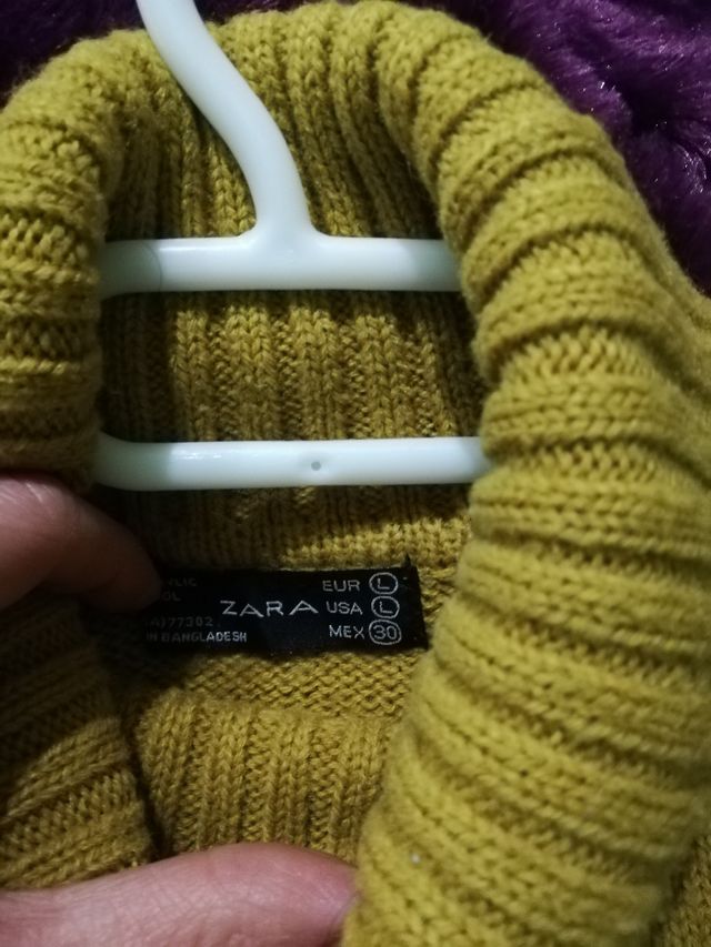 Jersey color mostaza, con cuello alto