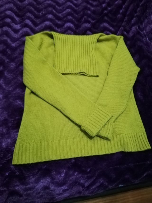 Jersey color mostaza, con cuello alto