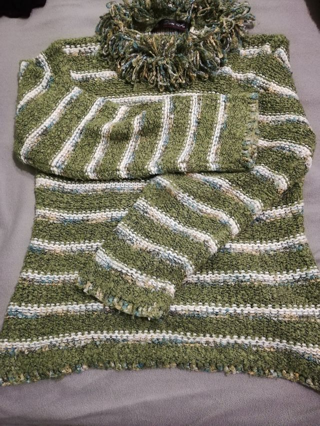 Bonito jersey verde con original cuello