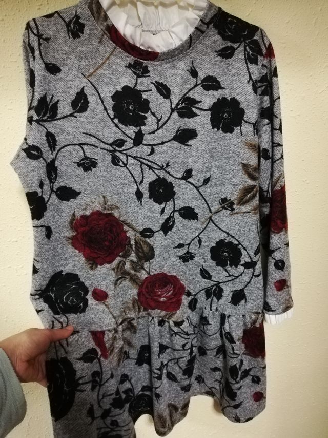 Elegante vestido de lana gris con flores