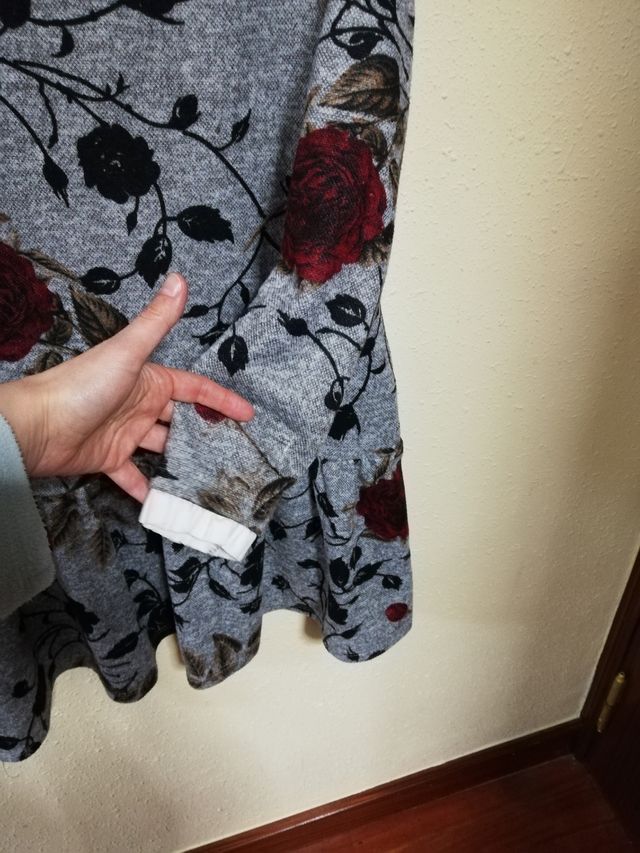 Elegante vestido de lana gris con flores