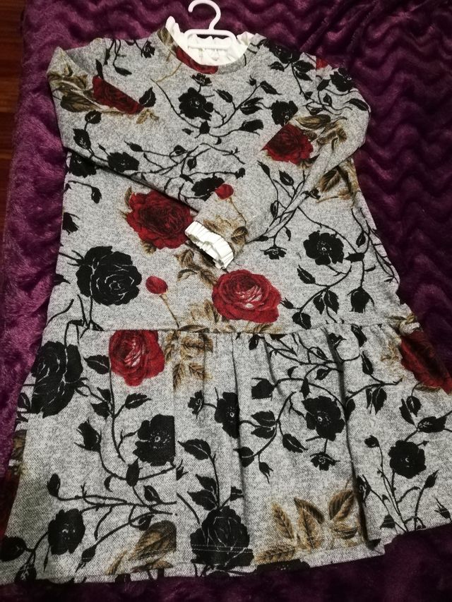 Elegante vestido de lana gris con flores