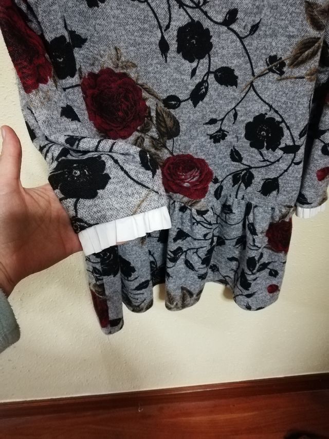 Elegante vestido de lana gris con flores